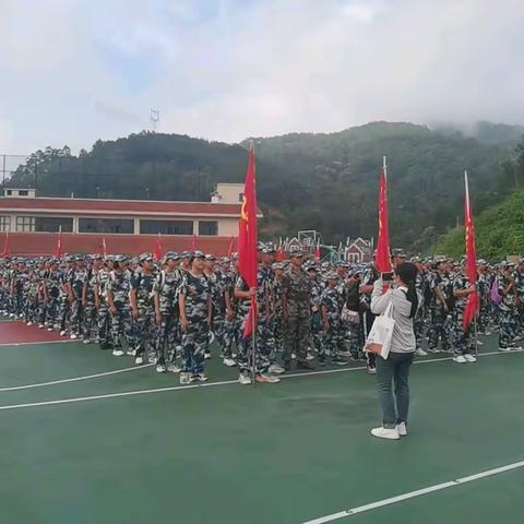 青春逐梦，不负韶华——记龙岩一中锦山学校七年级（2）班军训第四天