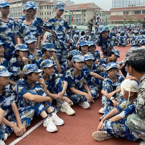 青春逐梦，不负韶华——记龙岩一中锦山学校七年级（2）班军训收官篇