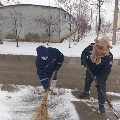 铲雪除冰 情暖寒冬