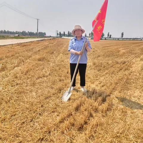田间地头 网格员公益岗巡查烧荒