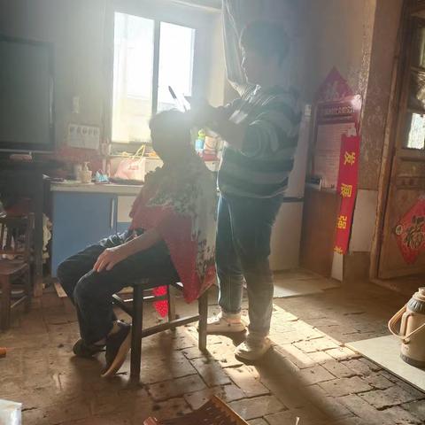 网格员入户走访：小举动传递大温暖