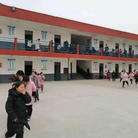 裴王小学开展宿舍消防应急疏散演练