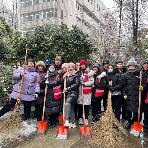 【铁南社区】天寒地冻人心暖 铲雪除冰护平安