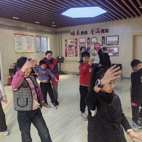 济南市市中区王官庄街道青龙山社区计生协会开展生育友好宣传教育活动 —— “童享精彩冬日”小学生太极拳教学活动，传承传统文化