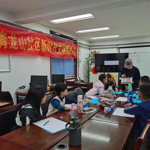 济南市市中区王官庄街道青龙山社区计生协会开展 “彩笔绘袜子，剪贴藏童真”绘画课活动