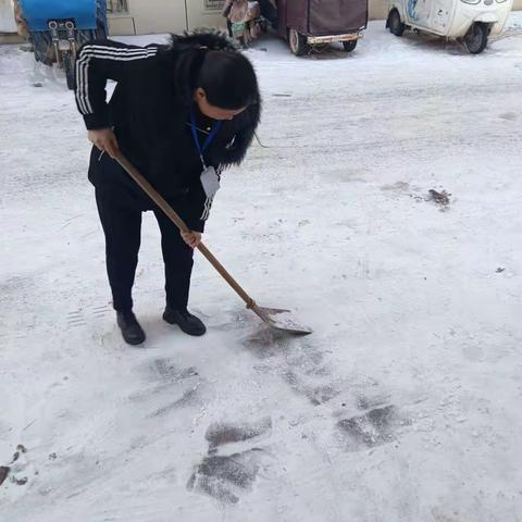 冰雪无情，网格有爱，王堂社区网格员扫雪除冰暖人心