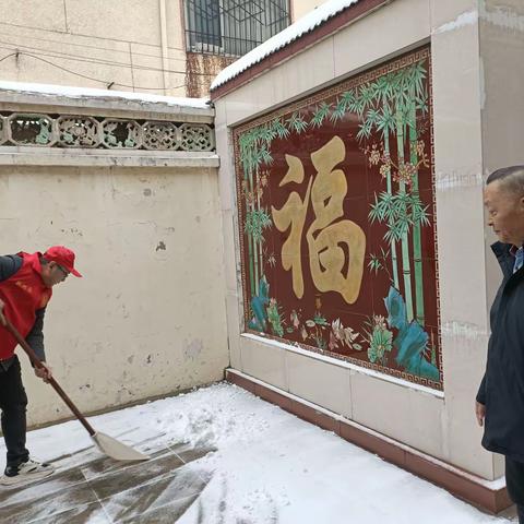 国网新河县供电公司:清冰扫雪  温暖老人心