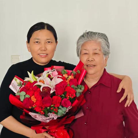 世上最暖是母爱，八十多载春秋织就锦绣，半生辛苦换得儿孙满堂，愿时光慢行，愿母亲安康长寿。祝母亲健康无忧，笑颜如初，脚下有福，心中有甜，幸福满满，温暖常伴，年年有今日，岁岁有今朝。