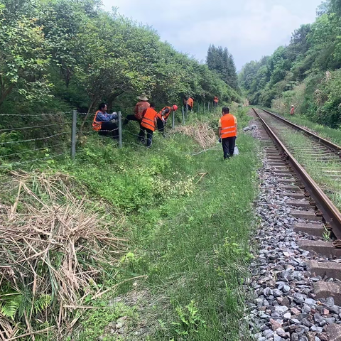 山庄乡联合整治分茶铁路沿线安全隐患