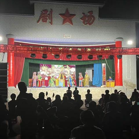 沙尔沁镇东坝村举办消夏文艺演出