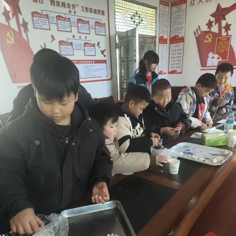 上饶市余干县枫港乡程坊村阳光驿站开展“情暖冬至 品味饺香”主题活动