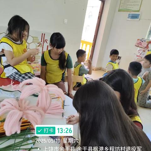 余干县程坊村阳光驿站组织开展“时光献礼 为爱加冕”母亲节主题活动