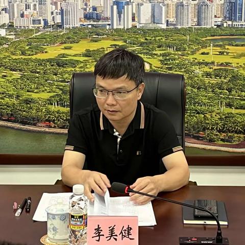 龙华区人大常委会副主任李美健主持召开龙华区人大常委会听取和审议2023年度法治政府建设工作座谈会