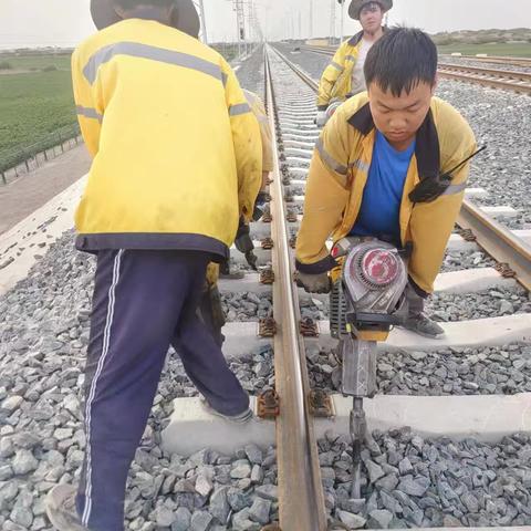 夏日送清凉，关爱沁人心