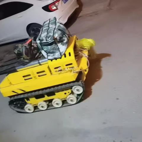 智“蜂”出击！时刻救援队高效摘除双山小吃街马蜂窝