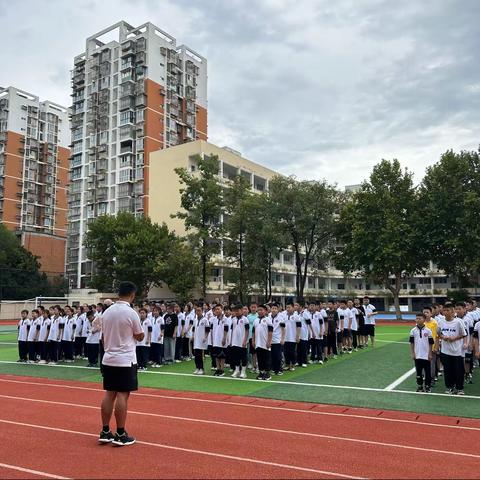 挥洒军训热情，绽放青春光芒