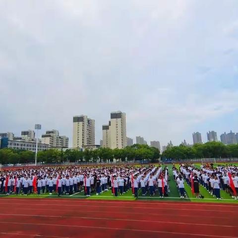 以军训之名，赴南雅之约；以军人之威，励为国为民之志！ —-2316班军训风采