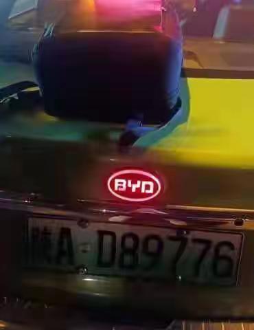 乘客大意丢贵重电脑包 的哥及时联系归还