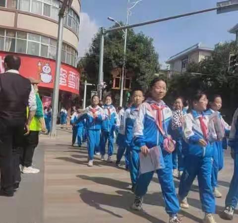 护学岗在行动，感恩有您——灵武二小一年级“护学岗”家长执勤工作