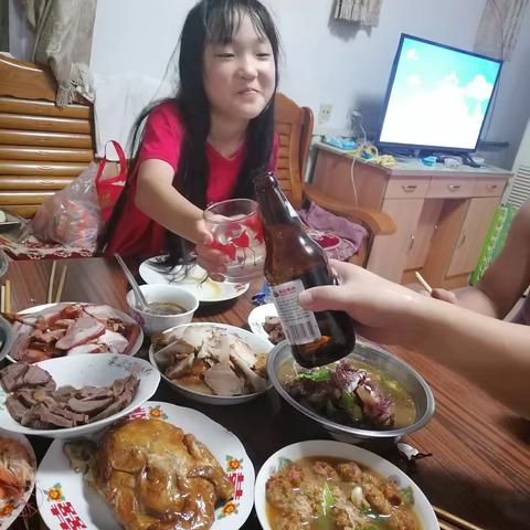 月圆人团圆 共赏天伦之乐 双语三年级一班 修若菡