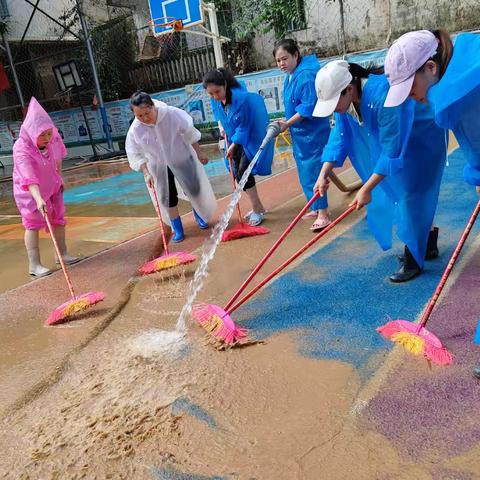 洪水过后新童之梦幼儿园清污消毒日常