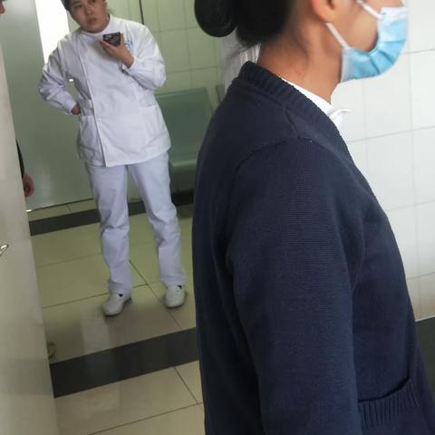 溺水学生紧急抢救一角      内二科周末下午紧急时刻