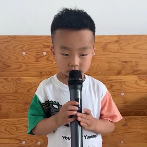 文汇街道中心幼儿园小一班：《长大了我想当。。。》