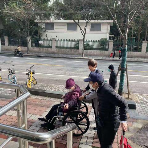 “两个人出门，四个人回来？” ——建行港湾有大爱，国有大行显担当