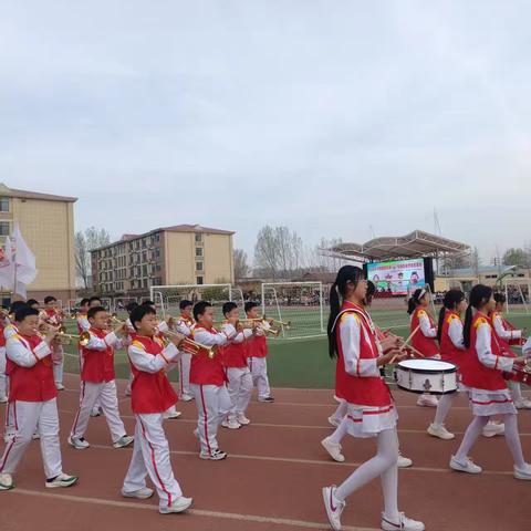 花园学校春季运动会—六一班行至中队