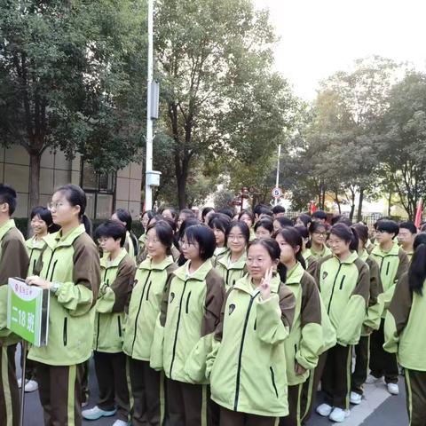 激情燃烧青春，运动铸就梦想，一起向前冲！ ——记录高二（18）班秋季运动会