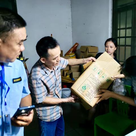 东方市执法部门开展夜间禁塑专项检查