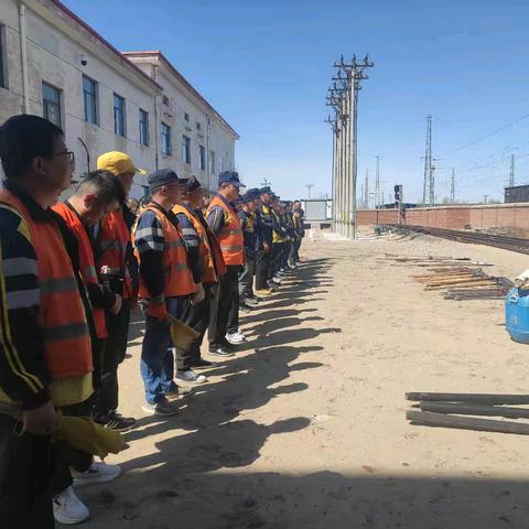 铁路人重温红色经典 春天里开展应急演练