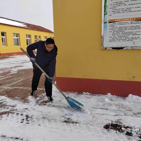 大雪纷纷寒冬至，冬日扫雪暖人心——板桥中学除冰除雪记