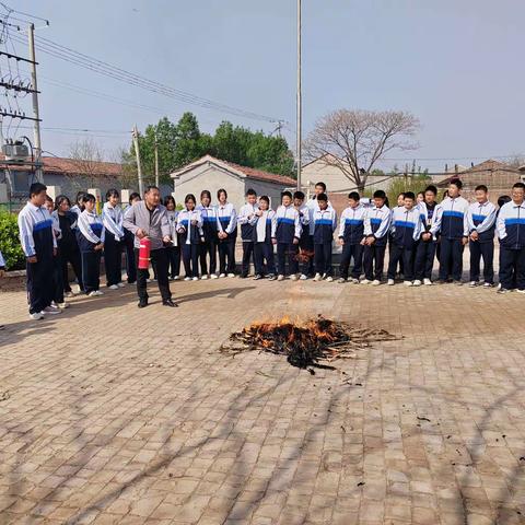 消防演练筑牢安全防线—记板桥中学常规消防演练