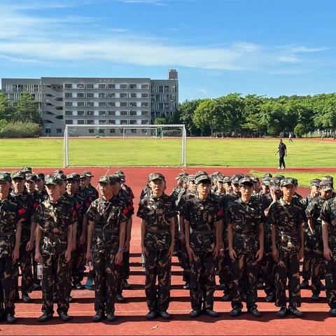 屯昌思源实验中学高一（2）班新生军训第一天