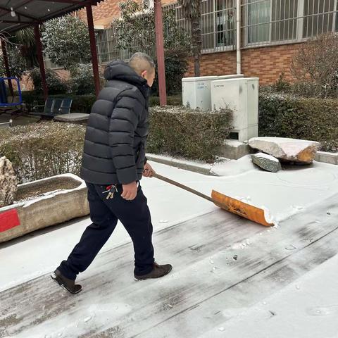 芳泽社区佳柳小区物业扮靓小区，喜迎春节