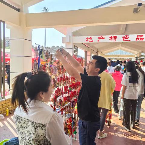 烟火早市暖端午 助残摊位展匠心——林口县早市助残专区手工好物受热捧