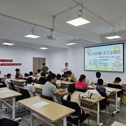 长白街道胜利社区开展夏日多巴胺  手工小课堂               ——“学校放假 社区开学”创意手工活动