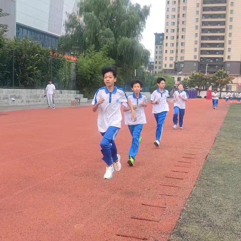 秋风送爽体测忙 少年风采正飞扬