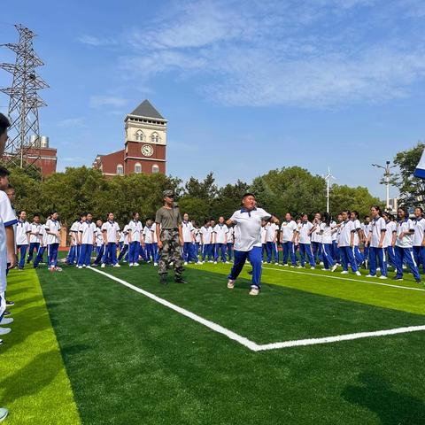 "凝聚心 引领梦——湖南师大附中天顶校区2320班入学教育活动见证团结与成长"