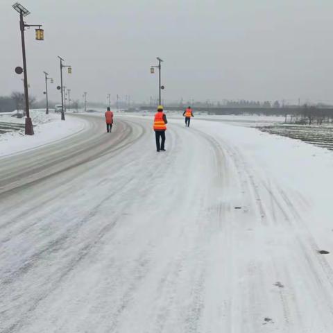 兴平市农村公路养护中心 浴“雪”奋战保安畅