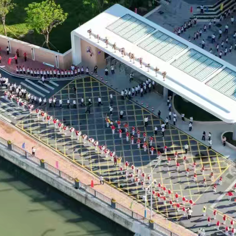 壮志凌云报祖国，新楼落成敬乡亲——东凤二中全体师生参加新校园启用升旗仪式暨凌云阁开放仪式