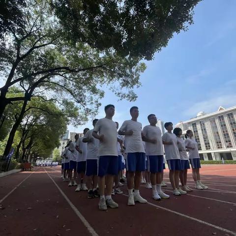 2301班军训第二天——绿树阴浓夏日长，年少正当时，青春待起航。