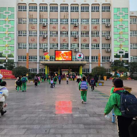 与法同行   快乐成长——长葛市第一小学开展国家宪法日主题活动