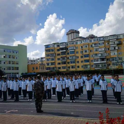 以军训之名，赴青春之约；军训军训，最闪亮的青春！通化市第二中学七年十班