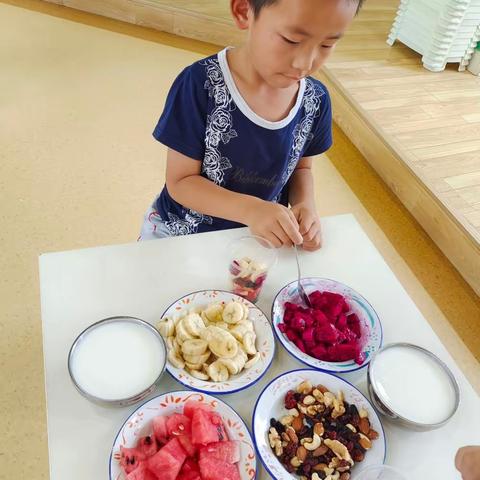 遇见美食，遇见最美的你——小六班生活体验馆活动—水果捞