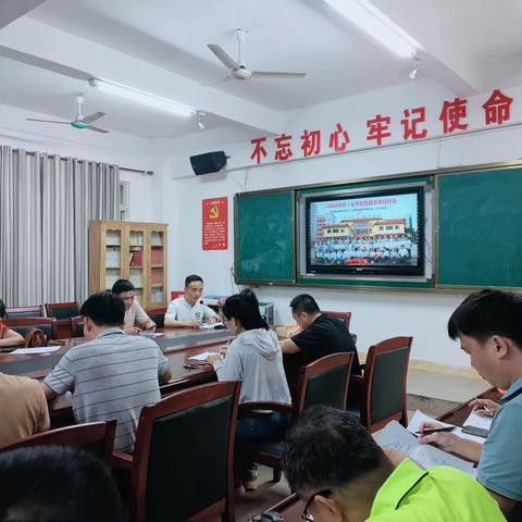 手中有尺课标引  心中有度教研行——临高中学数学组学科培训