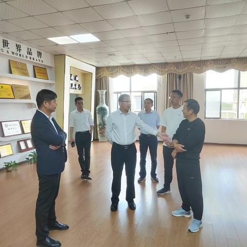 市林业局局长吴开发深入株良调研校具产业发展及油茶种植