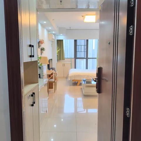 美立方公寓出租：南向湖景，家具齐全，地铁直达，需要租房联系：许女士18900737825