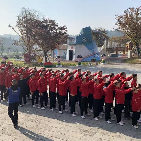 遂宁七中散打团队在红军第一村红色集结